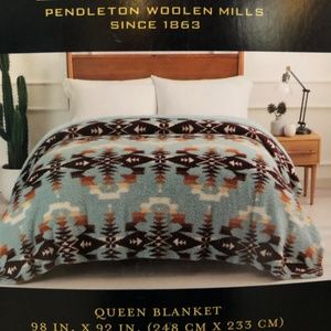 Pendleton Woolen Mills - Queen Blanket - Sherpa Fleece